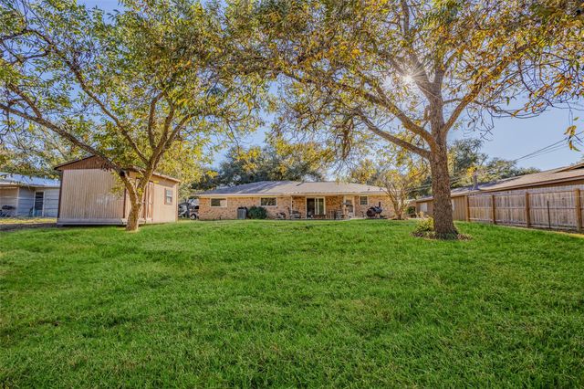 720 Concordia B Drive, Bellville, TX 77418