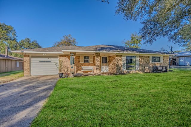 720 Concordia B Drive, Bellville, TX 77418
