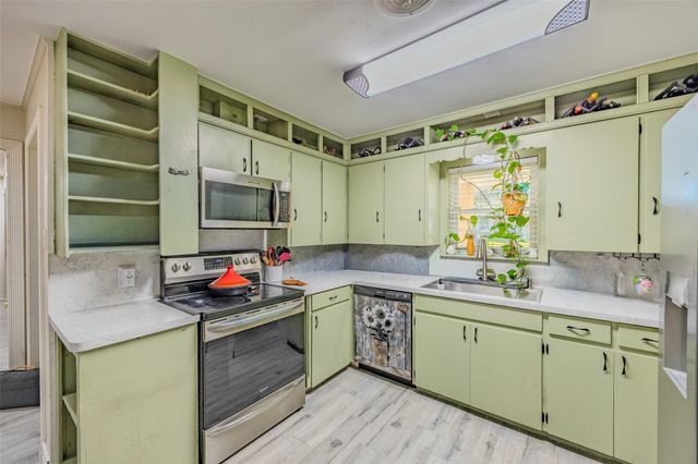 720 Concordia B Drive, Bellville, TX 77418