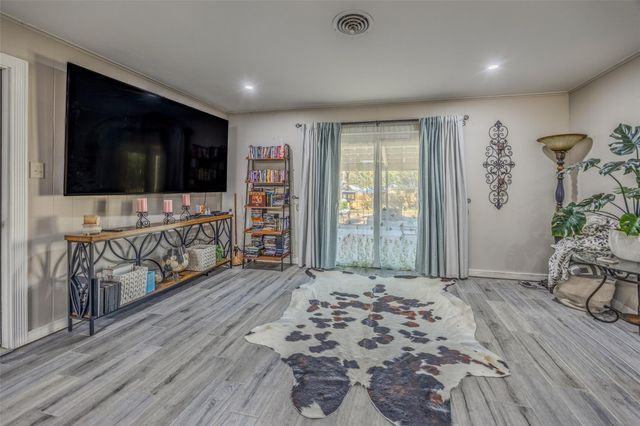 720 Concordia B Drive, Bellville, TX 77418