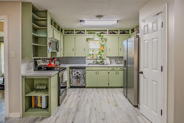 720 Concordia B Drive, Bellville, TX 77418