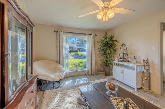 720 Concordia B Drive, Bellville, TX 77418