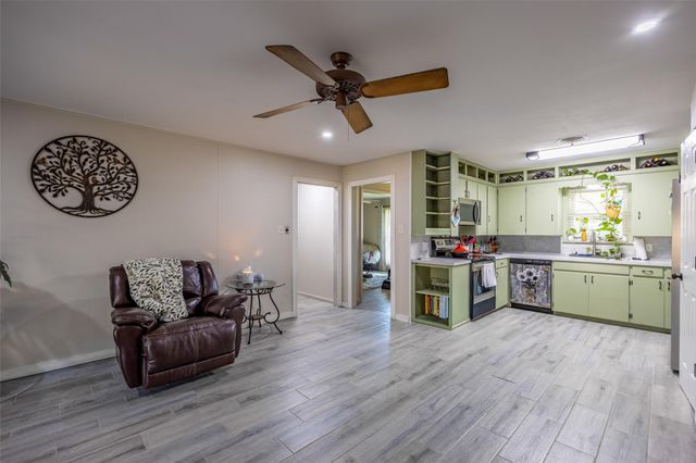 720 Concordia B Drive, Bellville, TX 77418