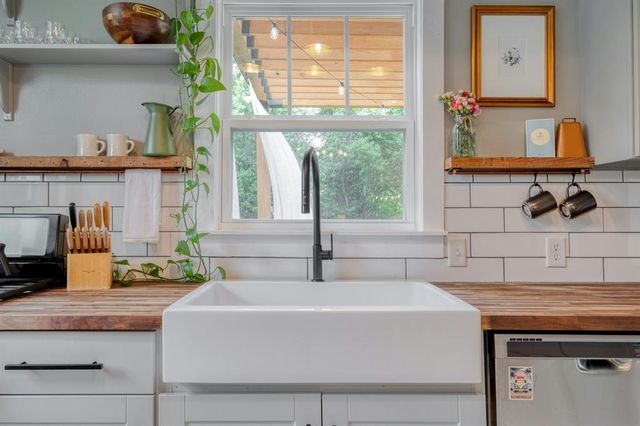 1012 Speegle ST, Taylor, TX 76574