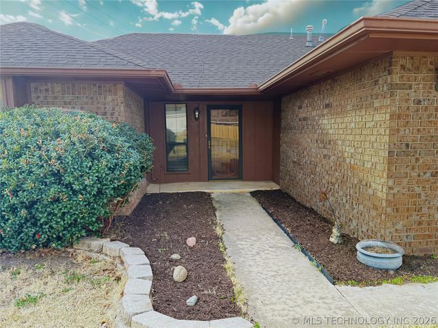 1913 Red Bud Court, Ardmore, OK 73401