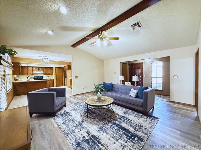 1913 Red Bud Court, Ardmore, OK 73401