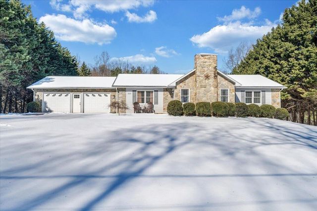 225 Dillard LN, Rocky Mount, VA 24151