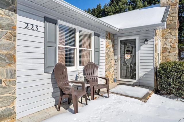 225 Dillard LN, Rocky Mount, VA 24151