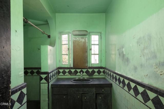 4523 W 18th Street, Los Angeles, CA 90019