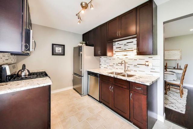 950 E Wilmette Road 405, Palatine, IL 60074