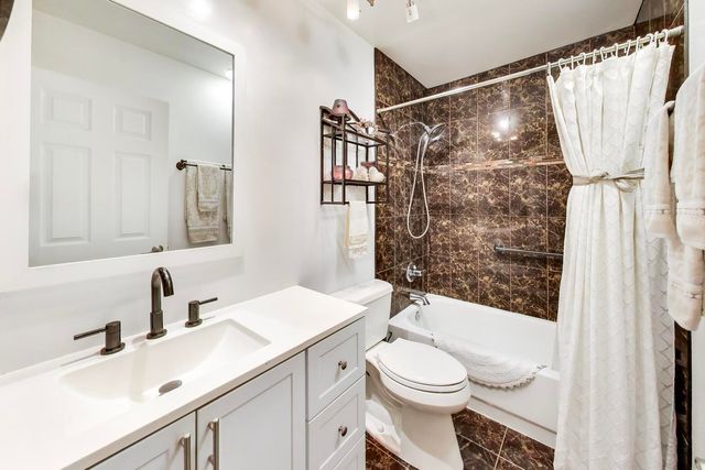 950 E Wilmette Road 405, Palatine, IL 60074