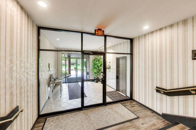950 E Wilmette Road 405, Palatine, IL 60074