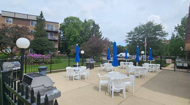 950 E Wilmette Road 405, Palatine, IL 60074