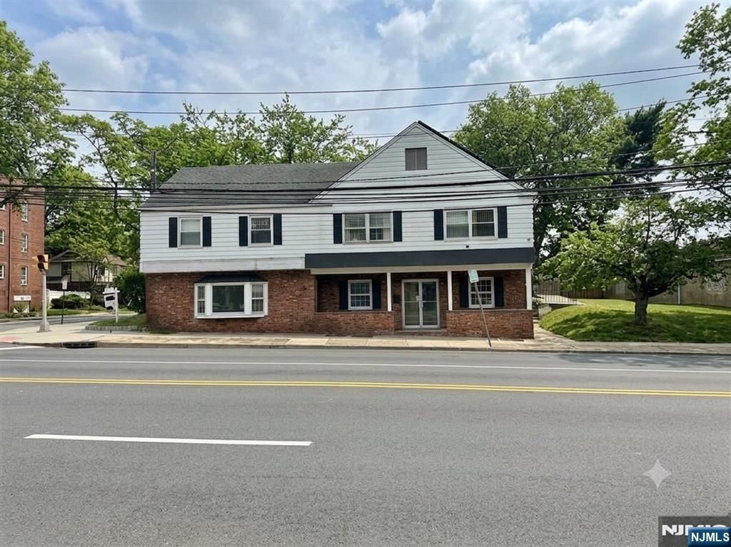 961 Teaneck Road, Teaneck, NJ 07666