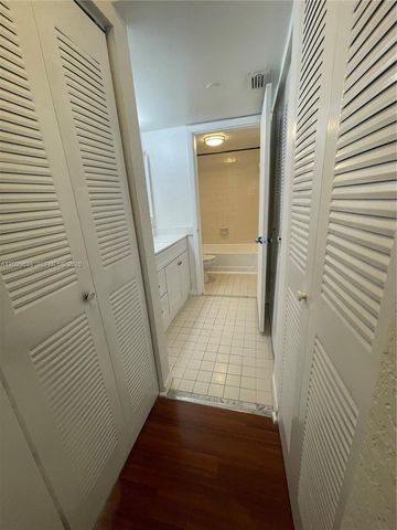 2811 N Oakland Forest Drive 206, Oakland Park, FL 33309