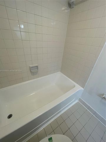 2811 N Oakland Forest Drive 206, Oakland Park, FL 33309