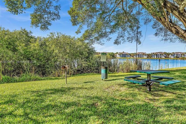 2811 N Oakland Forest Drive 206, Oakland Park, FL 33309