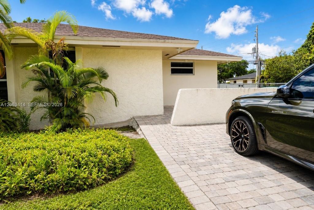 5780 SW 61st St 5782, Miami, FL 33143