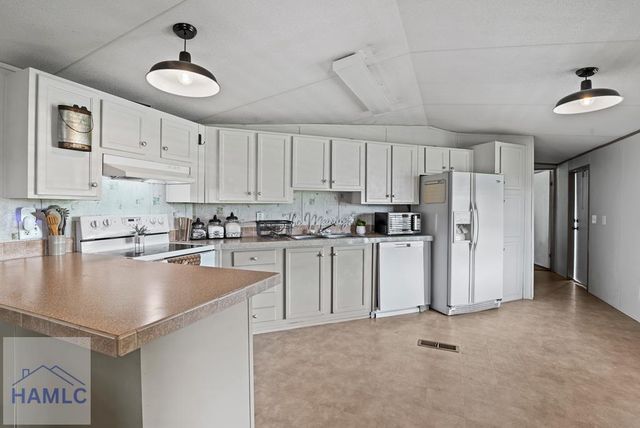 93 Whispering Pines Road, Jesup, GA 31545