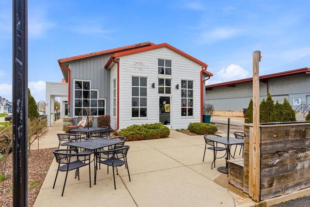 2121 Howard AVENUE, Saint Francis, WI 53235