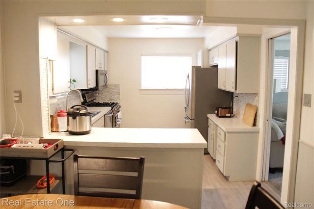 28051 Stuart Avenue, Southfield, MI 48076