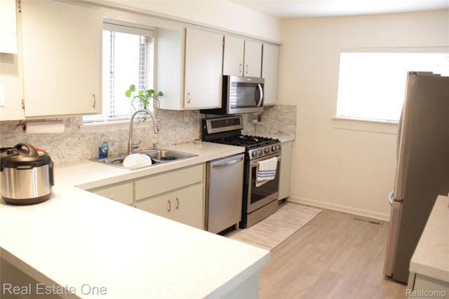 28051 Stuart Avenue, Southfield, MI 48076