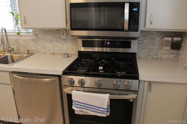28051 Stuart Avenue, Southfield, MI 48076