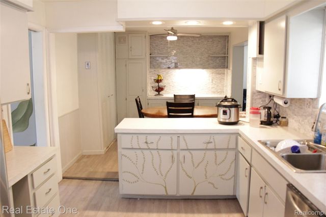 28051 Stuart Avenue, Southfield, MI 48076