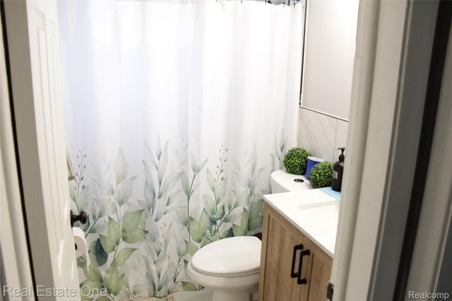 28051 Stuart Avenue, Southfield, MI 48076
