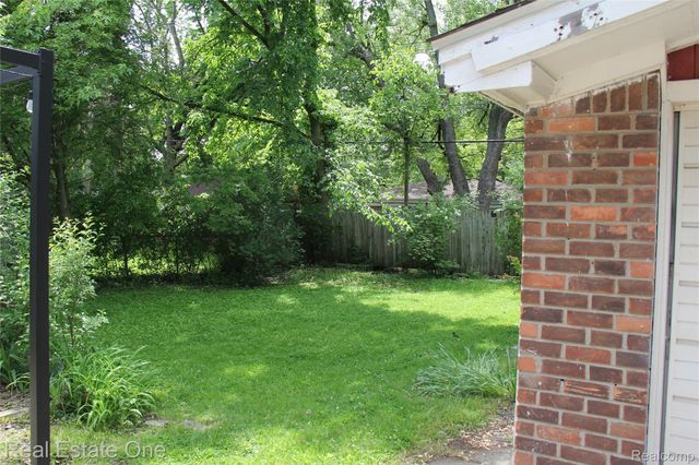 28051 Stuart Avenue, Southfield, MI 48076