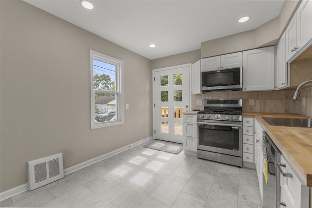 24601 Carlysle Street, Dearborn, MI 48124