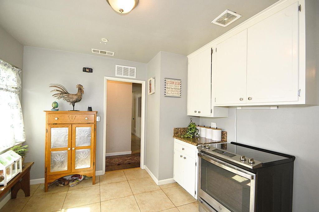 Image 14 of property listing at 1708 W Andrews Avenue, Fresno, CA 93705