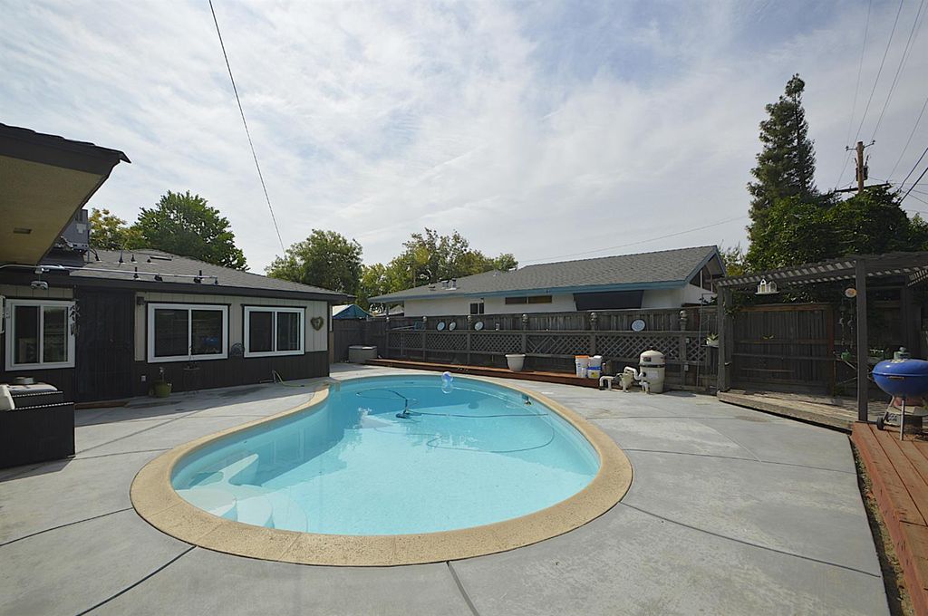 Image 29 of property listing at 1708 W Andrews Avenue, Fresno, CA 93705