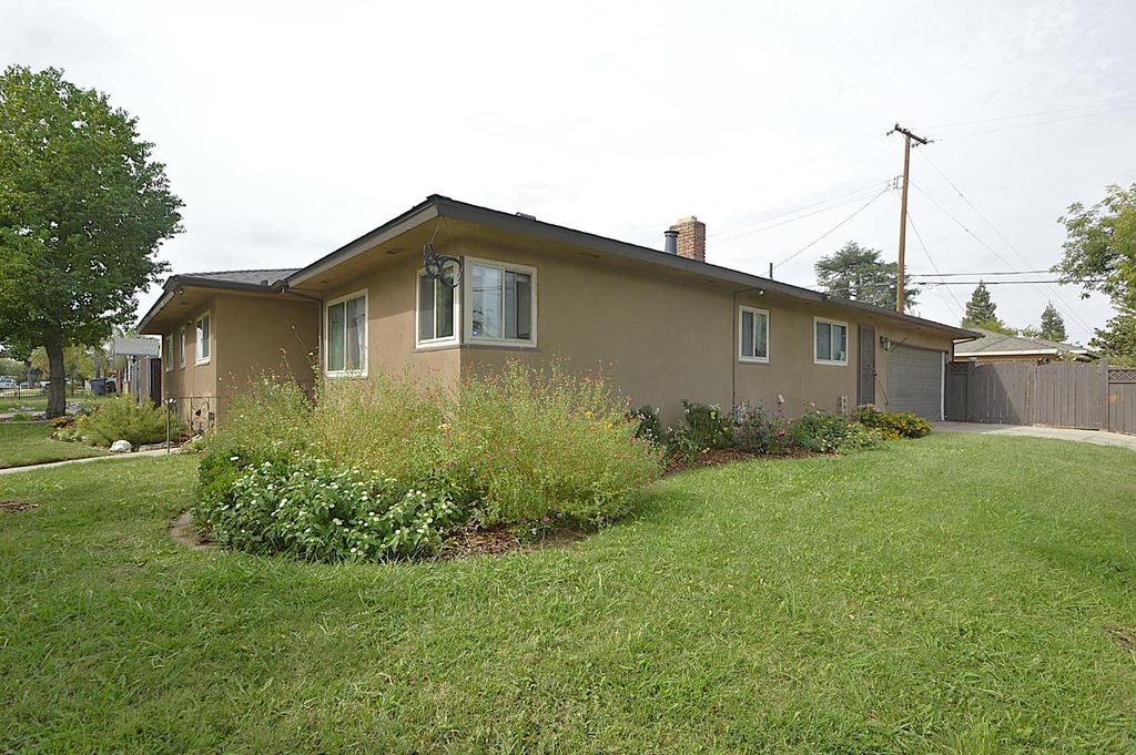 Image 4 of property listing at 1708 W Andrews Avenue, Fresno, CA 93705