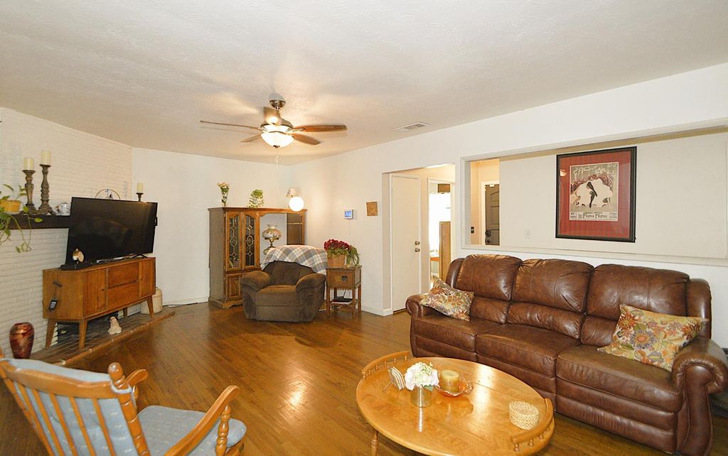 Image 7 of property listing at 1708 W Andrews Avenue, Fresno, CA 93705