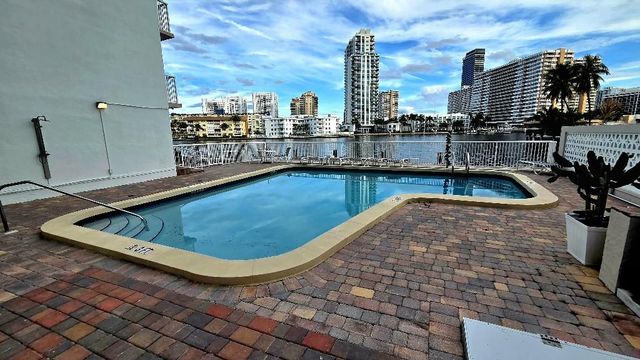 121 Golden Isles Dr 904, Hallandale Beach, FL 33009