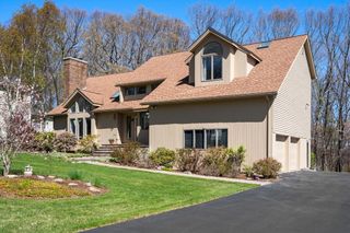 26 Whisper Dr, Worcester, MA 01609
