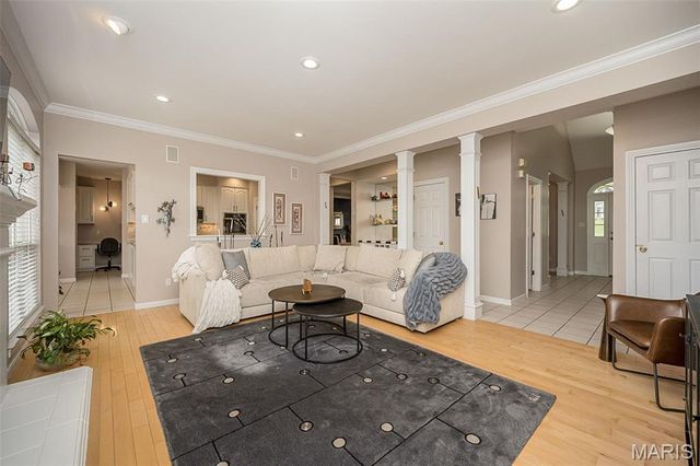 102 Seabrook Court, Chesterfield, MO 63017