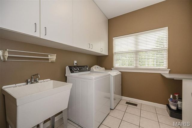 102 Seabrook Court, Chesterfield, MO 63017