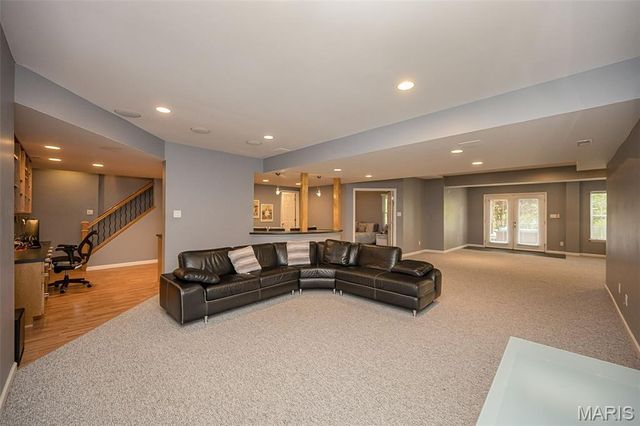 102 Seabrook Court, Chesterfield, MO 63017