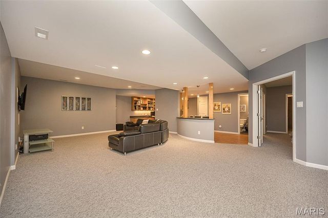 102 Seabrook Court, Chesterfield, MO 63017