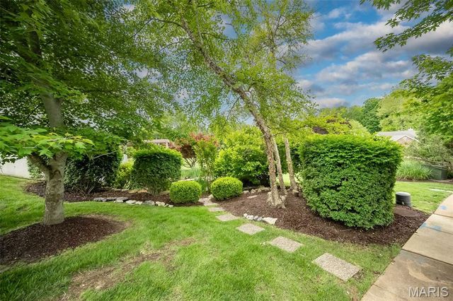 102 Seabrook Court, Chesterfield, MO 63017