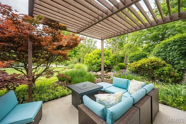 102 Seabrook Court, Chesterfield, MO 63017
