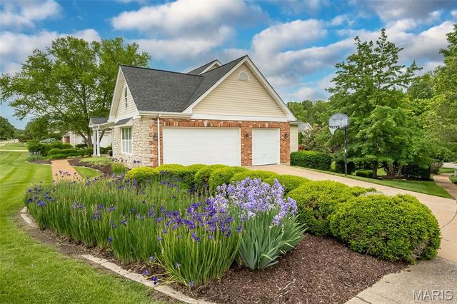 102 Seabrook Court, Chesterfield, MO 63017