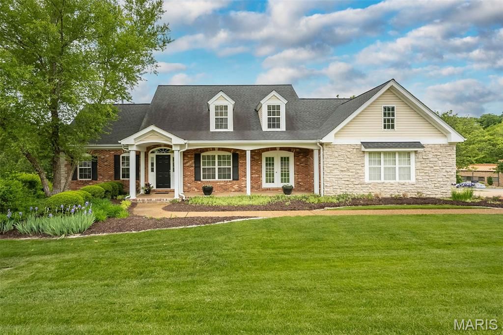 102 Seabrook Court, Chesterfield, MO 63017