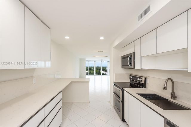 600 Grapetree Dr 8FS, Key Biscayne, FL 33149