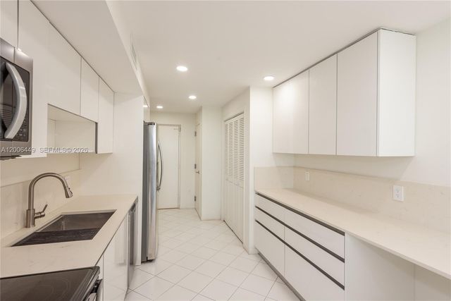 600 Grapetree Dr 8FS, Key Biscayne, FL 33149