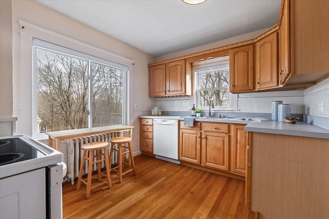 21 Brewster Rd, Worcester, MA 01602