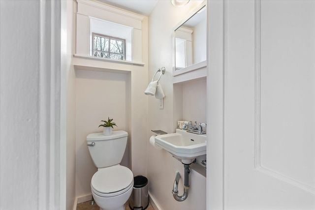 21 Brewster Rd, Worcester, MA 01602