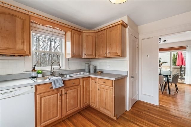 21 Brewster Rd, Worcester, MA 01602